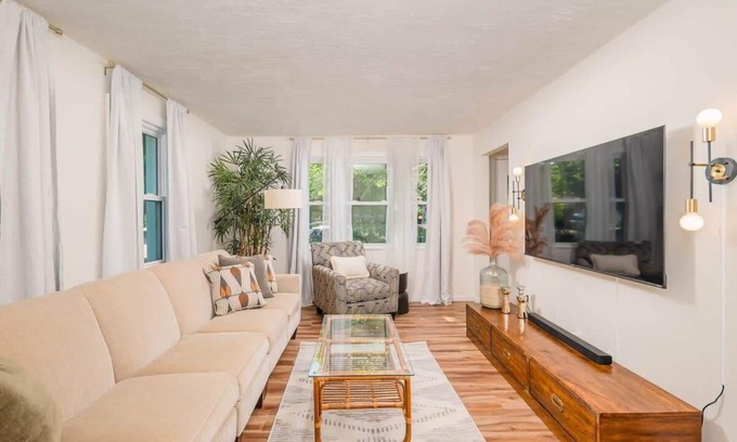 Oshkosh House | Oak Street Adobe Summ