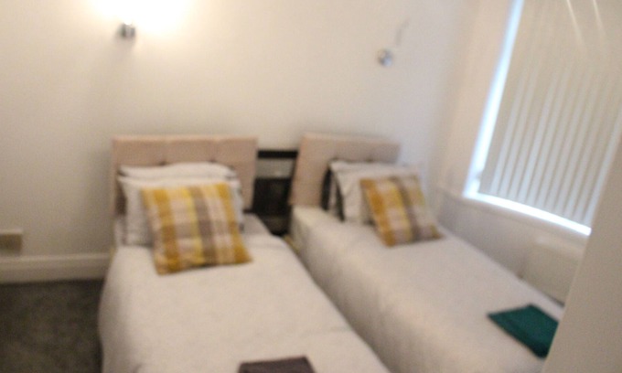 Cheadle House | Oakdene -4 Beds Sleeps 8 Delightful Leisure Stay