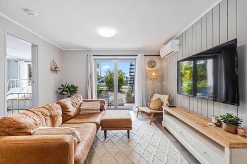 Torquay Apartment | Oaklight on Truro - Steps to Torquay Beach and Dining