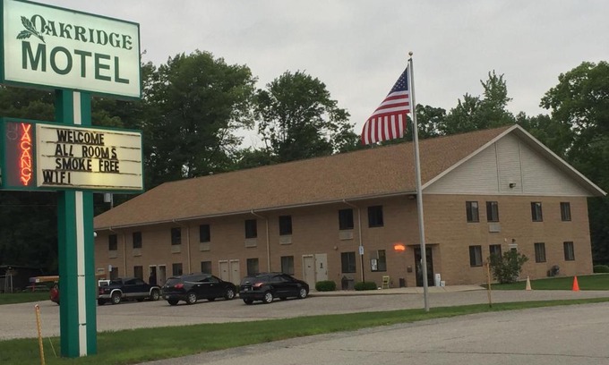 Newaygo Hotel | Oakridge Motel