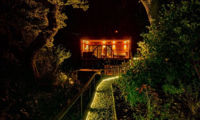 Church Stretton Cabin | OAKS LODGE - Romantic Woodland, Private Hot Tub, Fire Pit, Shropshire Hills AONB