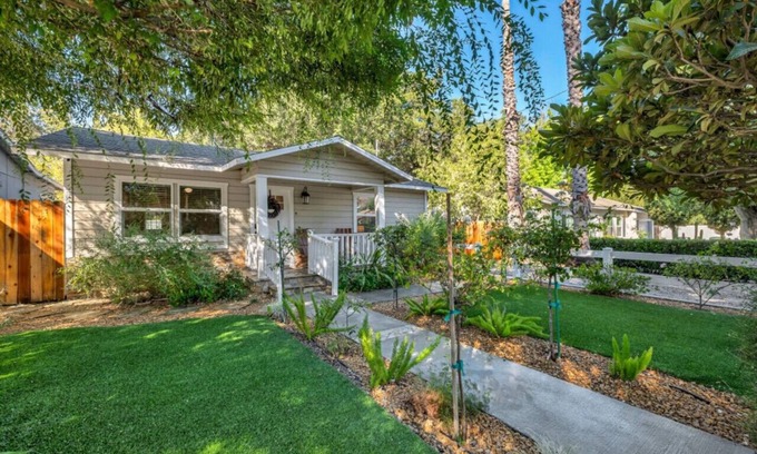 Thousand Oaks House | Oaks Retro Cottage, Jacuzzi, Bistro Patio, Walk to Everything!
