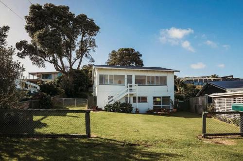 Oakura Villa | Oakura Circle - authentic Kiwi bach by the beach