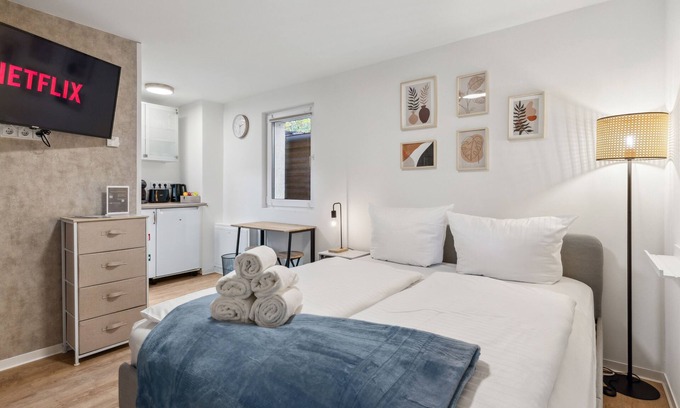 Eichwalde Apartment | Oasis for 2 - opened in 2023 - private bathroom, parking, Smart TV with Netflix