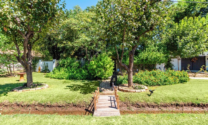 Alhambra House | Oasis of Greenery in the Desert - Lovely 2/2 with pool/spa/outdoor shower