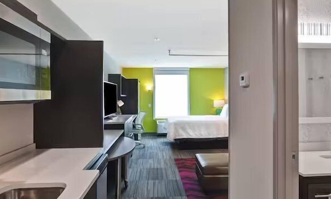 Lake Hamilton Hotel | Oasis of Relaxation: Full Kitchen, Pool, Pet-friendly, Free Breakfast & Parking!