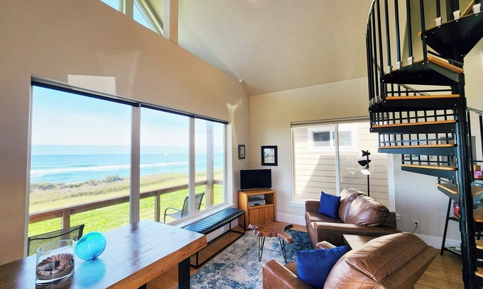 Yachats House | Ocean Front Cottage! Dog Friendly! Sleeps up to Four!