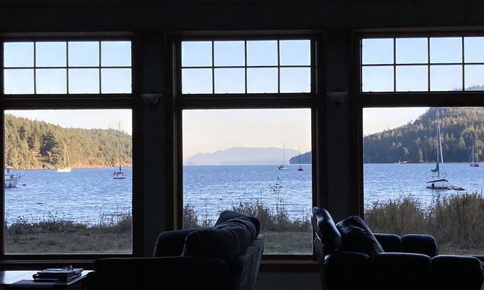 Pender Island House | Ocean Front with level walkout beach