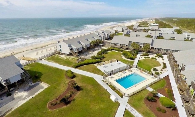 East End Condo | Ocean Mile L-13 - Community Pool, Beach View, Free Beach Gear!