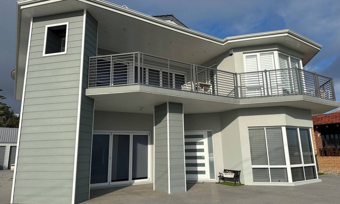 Yanchep House | Ocean Oasis home @ the beach with views and pool