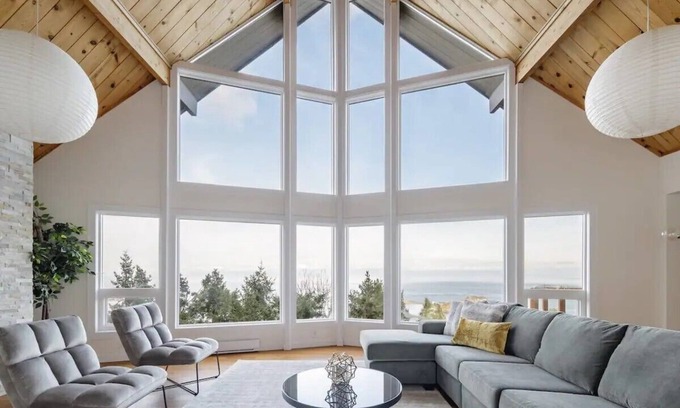 Regional District of Nanaimo House | Ocean's Embrance Suite