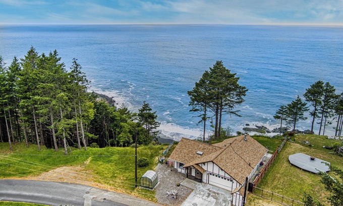 Shelter Cove House | Ocean's Overlook- Panoramic Ocean Views, Cozy and Comfortable