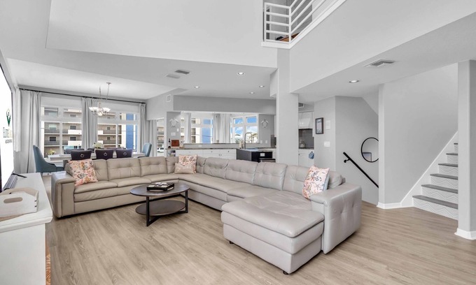 Madeira Beach House | Ocean, Sunset Views, Balcony Bliss & Beach Gear!