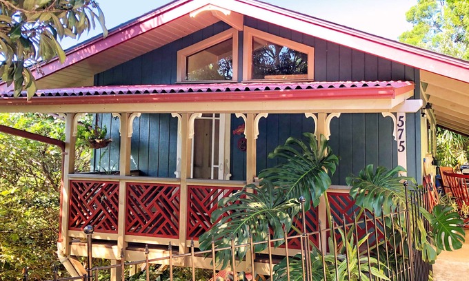 Pauwela Cottage | Ocean View Cabin located on Organic Coffee Farm with Hiking Trails