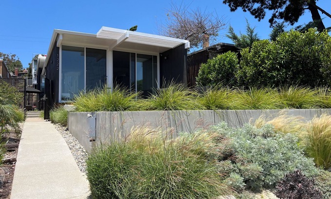 La Jolla Mesa House | Ocean View in PB-La Jolla. Highly Walkable!