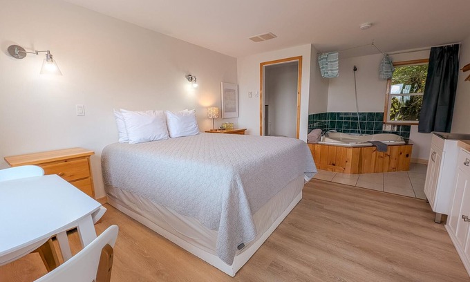 Ucluelet Hotel | Ocean View Jacuzzi Suite | #12