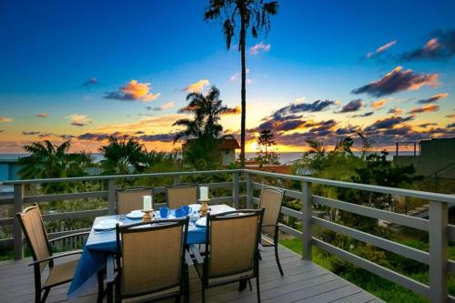 Cardiff-by-the-Sea House | Ocean Views Walk to the Beach with King Suite