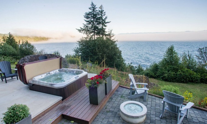 Juan de Fuca Electoral Area Condo | Oceanfront/3bed/3bathn2 adjacent suites/private hottub/amazing wild Pacific view
