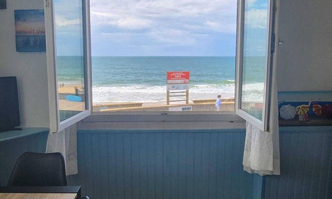 Capbreton Apartment | Oceanfront apartment, opposite family beach.