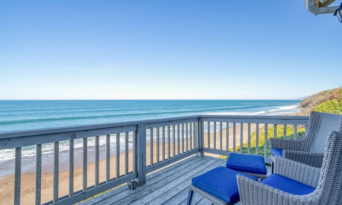 Lincoln Beach House | Oceanfront Bella Beach Beauty Has Panoramic Views, Spa Tub, Foosball and More!