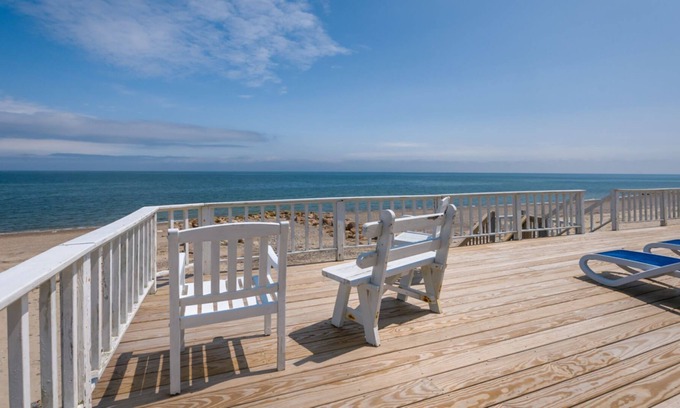 East Sandwich Cottage | OCEANFRONT Classic beach cottage on Spring Hill Beach with great views and AC!