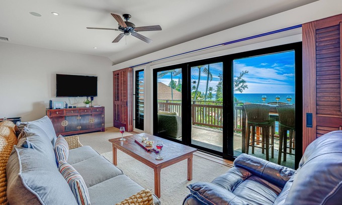Wailua Condo | Oceanfront condo with balcony, W/D, wet bar, & pool access - gorgeous views