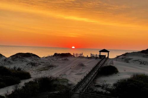 Whalehead Beach House | Oceanfront grandeur in 4x4 Outerbanks - Mark Twain