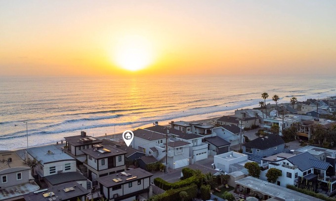Del Mar House | Oceanfront sanctuary nestled on the sand in the heart of Del Mar's Beach Colony