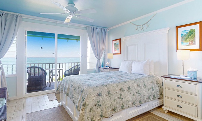Wailua Apartment | Oceanfront second-floor condo - amazing ocean views, pool, walk to restaurants