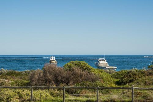 Lancelin House | Oceans Waves - Luxury Apartment with ocean views