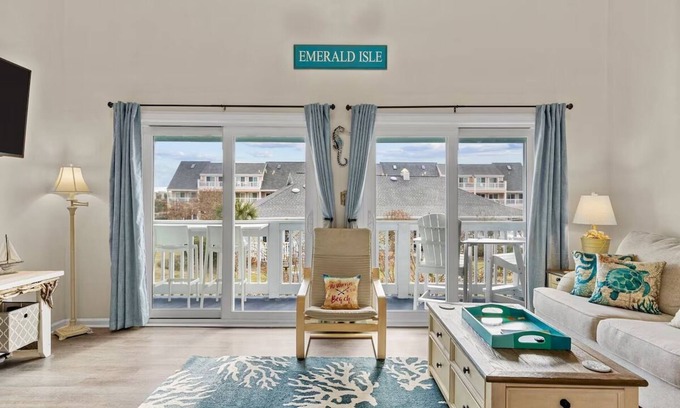 Emerald Isle Condo | Oceanside Condo w/Heated Indoor Pool, 2 Outdoor Pools, Beach Access & Bikes!