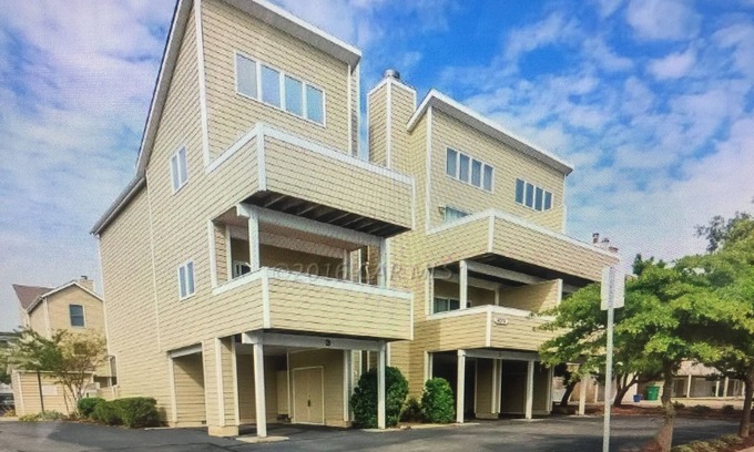 Fenwick Island Condo | Oceanside Fun in Fenwick Island! Charming retreat steps from beach and pool