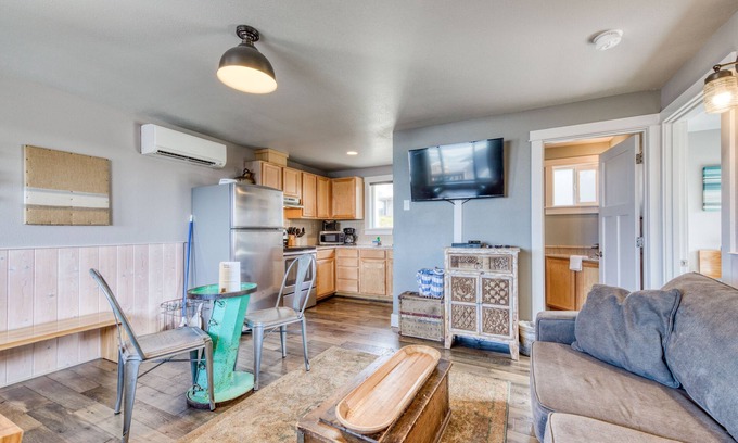 Tillamook Condo | Oceanside Inn #11 - Upstairs Unit
