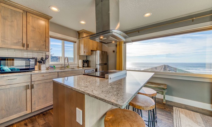 Oceanside Condo | Oceanside Inn #6 - Upstairs Unit