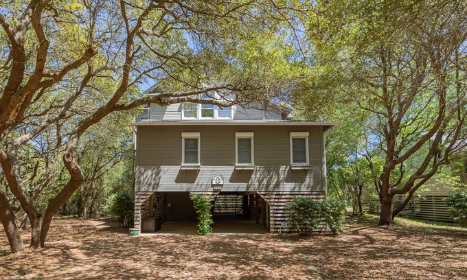 Duck House | Oceanside with Short Walk to Beach, Community Pool, Open and Airy Living.