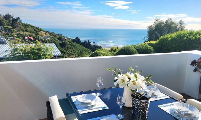 Christchurch House | Oceanview Luxury 3-Bedroom Family Retreat
