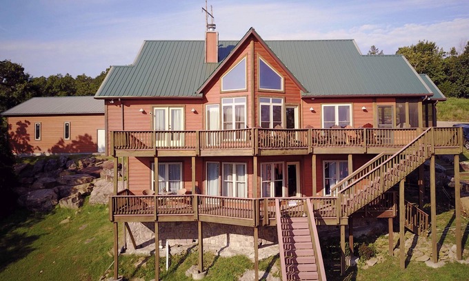 Longtown Cabin | October weekends available! Lakeside,Views,Firepit,Dock,kayaks& paddleboards