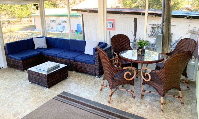 Steinhatchee House | Off Duty Retreat ~ Sleeps 10, Screen Porch, Plenty of Parking, Blackstone Grill