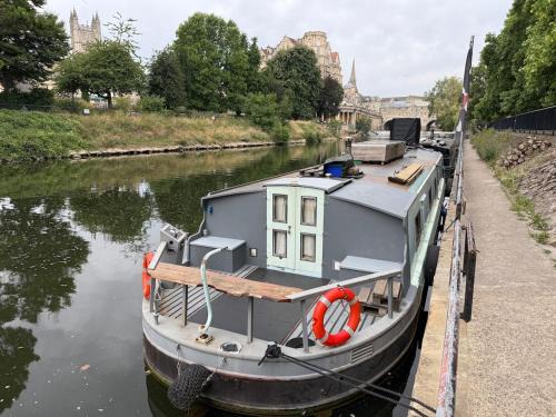 Bath Boat Rental | Off-Grid Living on Spacious Widebeam