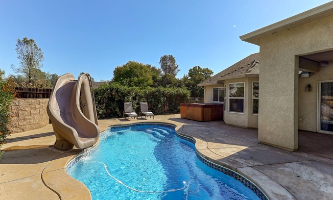 Redding House | Ohana Landing : WaterSide Spa* AirH0ckey