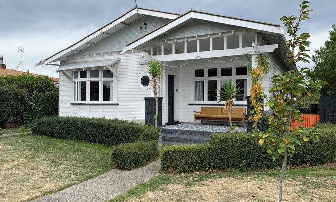 Martinborough House | Ohio House - 1 minute walk to cafes and shops
