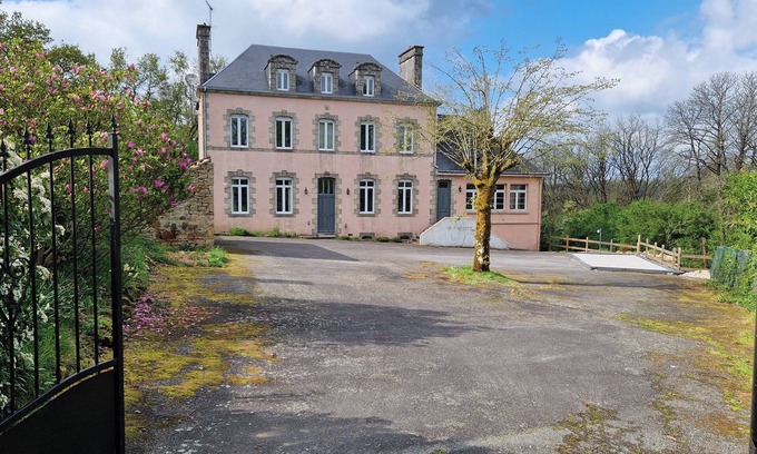 Langoelan House | Old 5 bed School House with games room & Garden