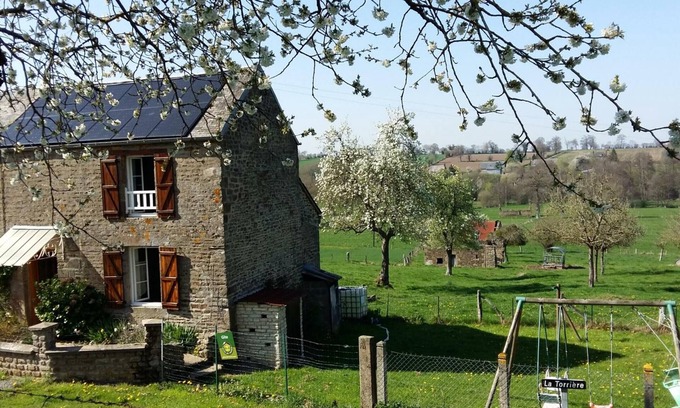 Tinchebray-Bocage Cottage | Old house with pets allowed