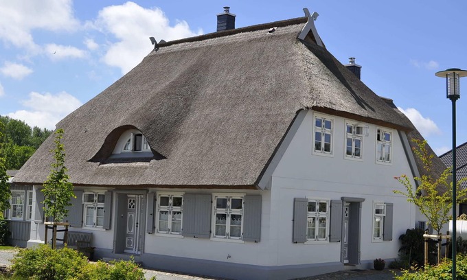 Glowe House | Old Katen Glowe - Stürmann's Half: FHH in the Thatched Cottage, many romantic details