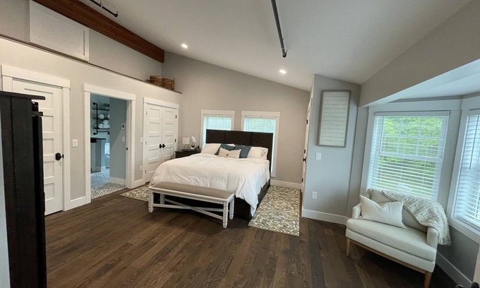 Mystic - New London Apartment | OLD Net Loft of Stonington “F” Mystic/Stonington
