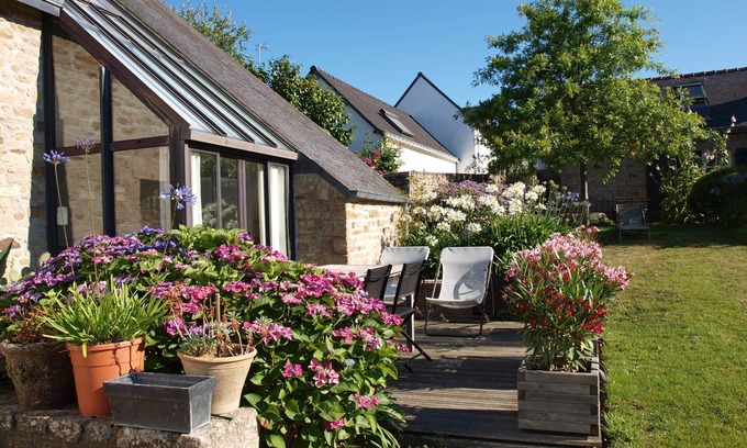 Larmor-Baden House | Old restored house, bright, sea view, sleeps 4.