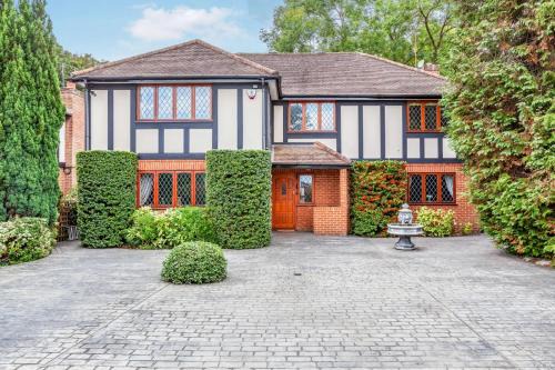 Iver House | Old Slade Cottage - Train to London 30mins, Heathrow 15mins away,Free Parking - En-suit rooms