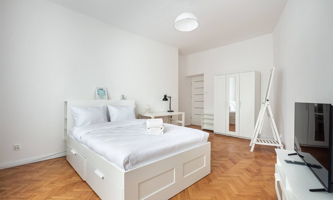 Old Town Apartment | Old Town 5-Bedroom Apartment