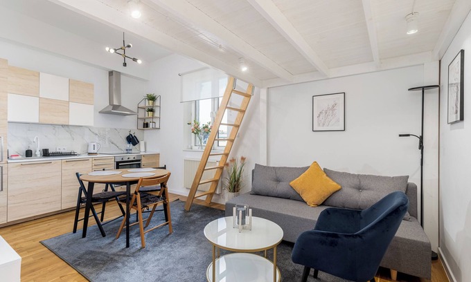 City Centre Apartment | Old Town Chic Studio with Mezzanine