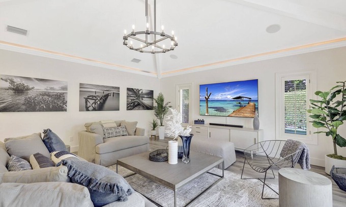 Ridge Lakes House | Olde Naples perfect location and tastefully updated